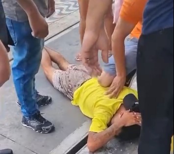 Homem é preso após roubar celular em centro comercial; VÍDEO