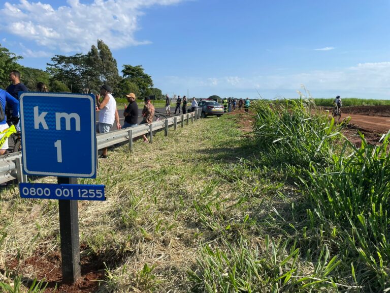Carro bate na traseira de moto e deixa uma pessoa morta e outra gravemente ferida