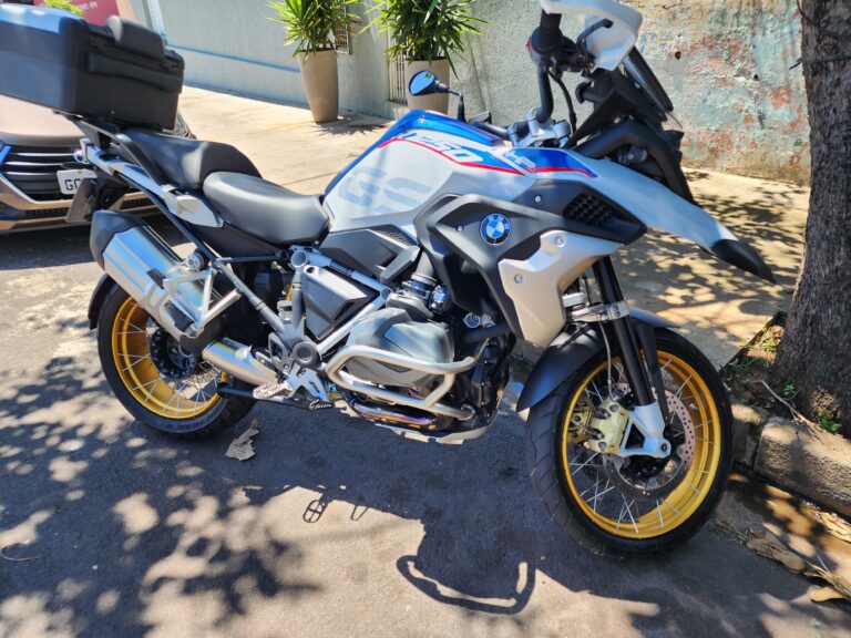 Adolescentes empurram moto de luxo para cometer furto. Veja vídeo: