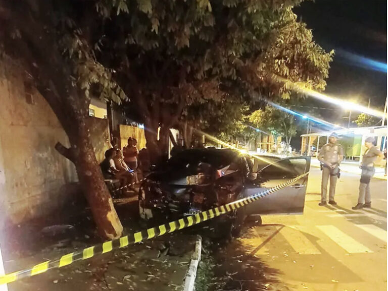Quatro pessoas ficam feridas após colisão envolvendo carro e árvore 