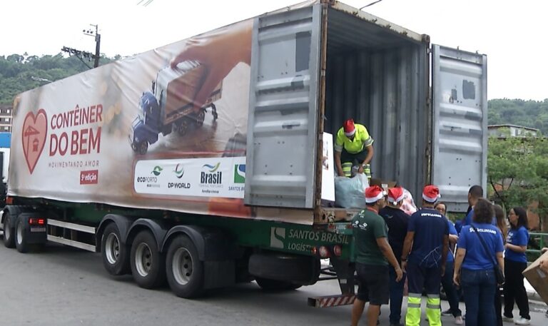 Papai Noel desembarca em contêiner e leva presentes em comunidade de Santos