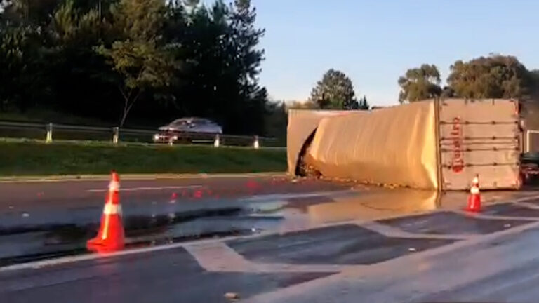 Caminhão tomba na Rodovia Dom Pedro I em Campinas
