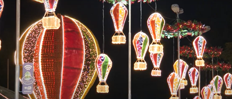 Na noite desta quarta-feira (05), as luzes da decoração natalina da cidade de Guararema, conhecida como a "cidade natal", foram acesas