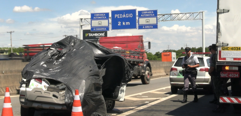 Policial capota viatura da Polícia Ambiental em Americana