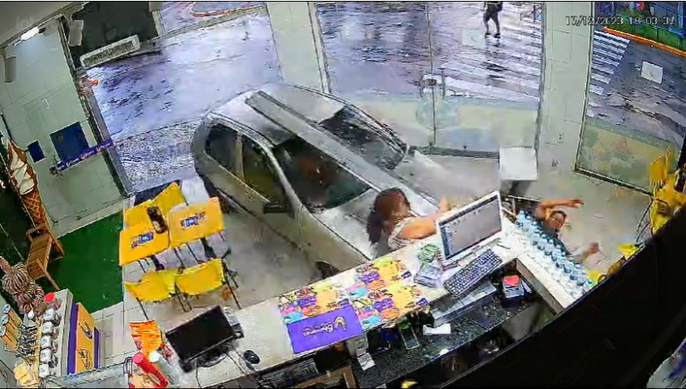Carro invade sorveteria e atropela casal em Aparecida