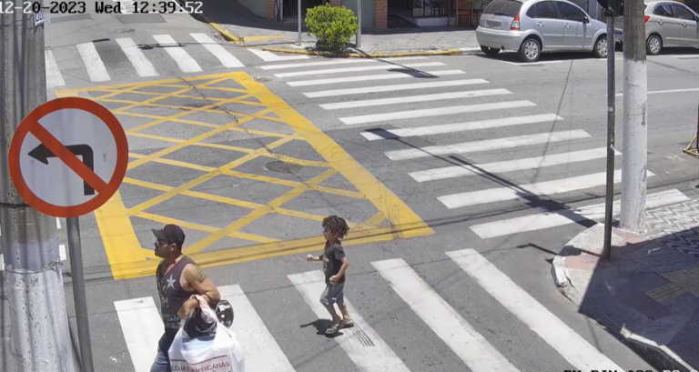 CRIANÇA SE PERDE DA MÃE E É ENCONTRADA PELA GCM EM PINDA