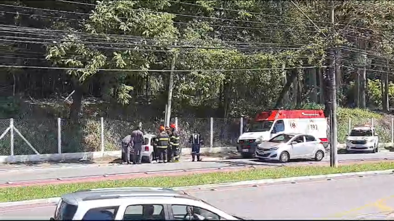 carro bate em poste em taubaté