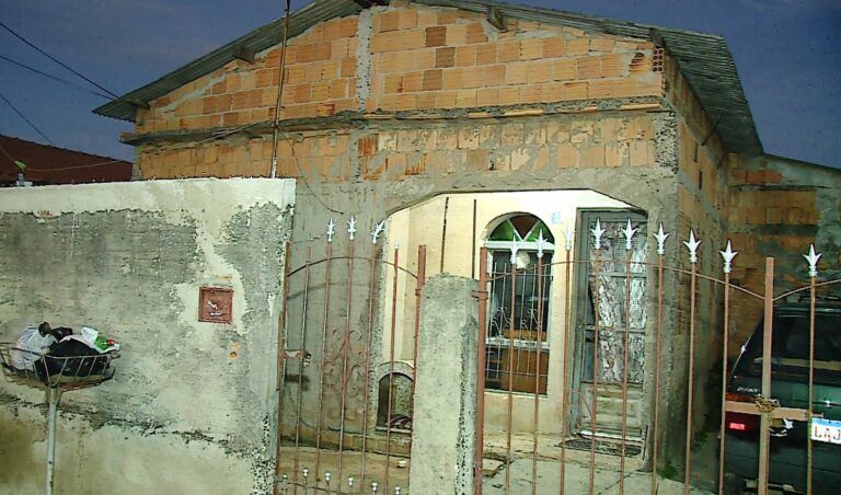 Homens invadem casa, matam pai e atiram em criança em Campinas