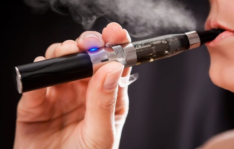 Apreensões de cigarro eletrônico aumentam, mas venda ilegal segue a todo ‘vapor’