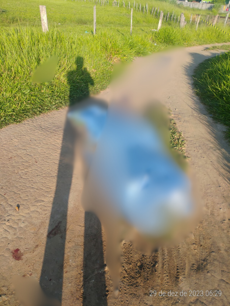 Na madrugada desta sexta-feira (29), um homem foi morto com diversos tiros no bairro do Castolira, em Pindamonhangaba. Ninguém foi preso