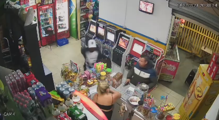 Dupla assalta bar e leva mais de R$ 3 mil; veja vídeo