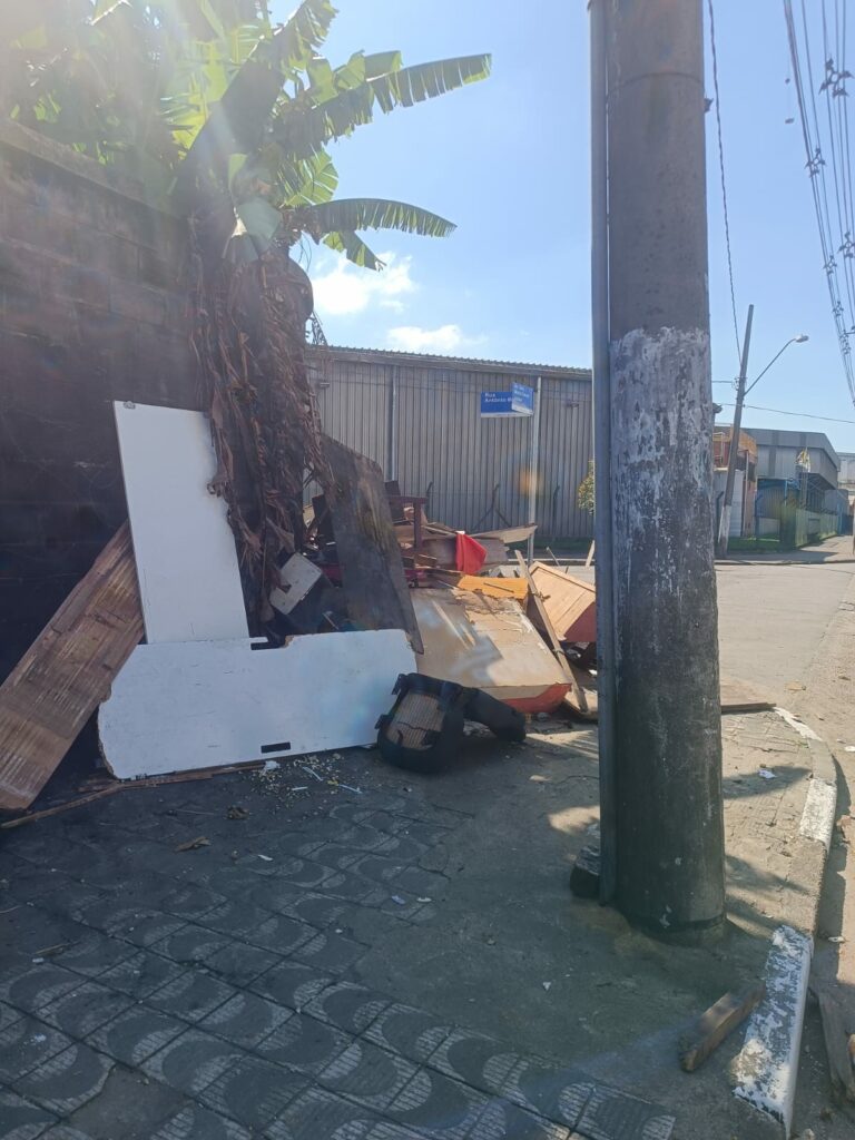 GCM de Santos flagra e autua morador por descarte irregular de lixo e entulho