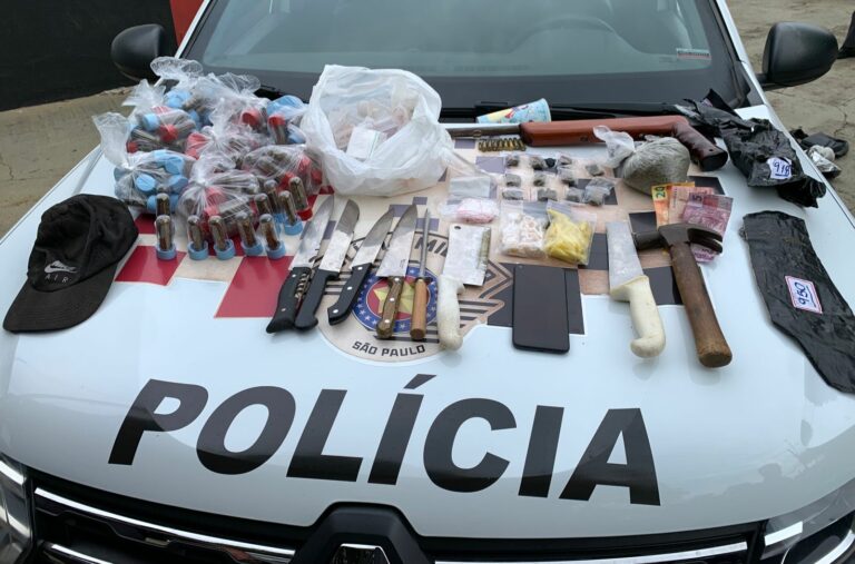 Ao abrir o porta-malas, os policiais encontraram diversos "kits" contendo maconha, porções de cocaína e de crack.