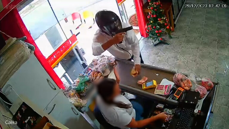 Homem se passa por cliente e assalta açougue em Mogi Mirim; veja o vídeo