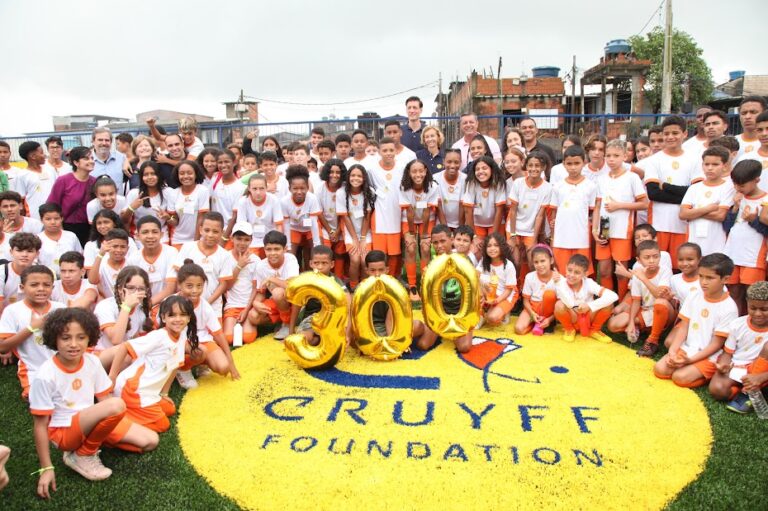 Santos tem campo de futebol de Pelé e Cruyff