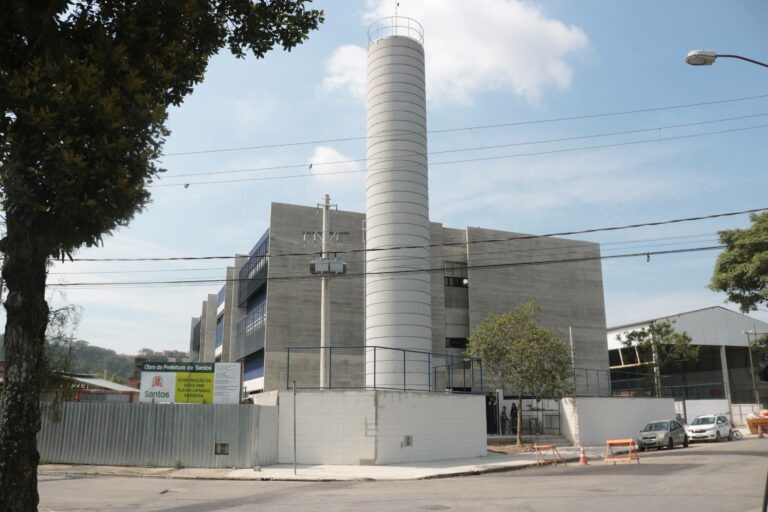 Construção de escola no maior complexo educacional público de Santos está na reta final