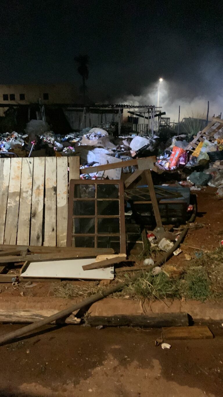 Incêndio de grandes proporções atinge depósito de recicláveis em Americana