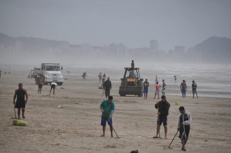 Prefeitura de PG vai limpar a orla na madrugada, após a virada do ano