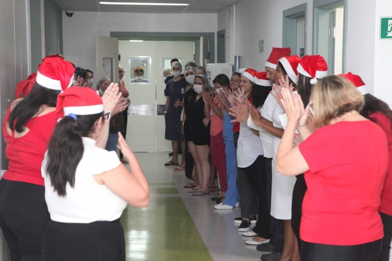 Coral natalino percorre hospital de Santos e emociona pacientes e acompanhantes