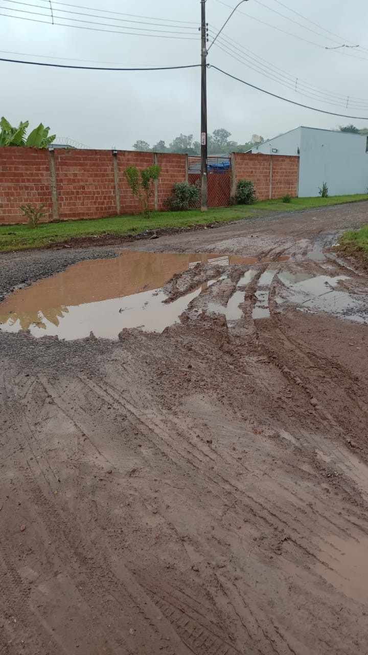 Moradores do Jd. Novo Rio Claro cobram asfalto há 30 anos