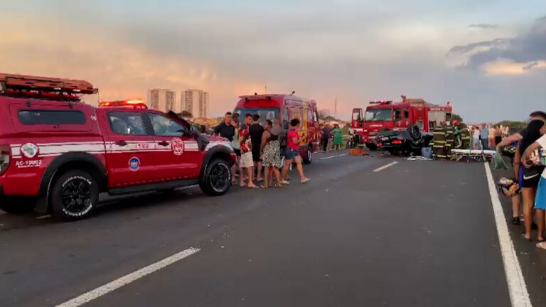 Motorista de carro de luxo bate em 3 veículos na SP-304; bafômetro constatou embriaguez
