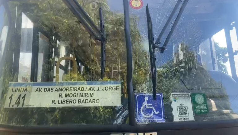 Ônibus do transporte coletivo de Campinas perde o freio e se envolve em acidente