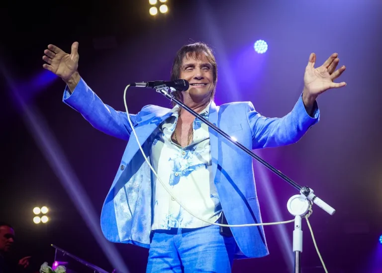 Roberto Carlos canta e encanta no aniversário de Araçatuba