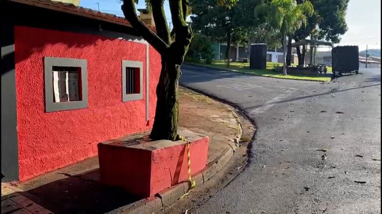 Mulher é encontrada morta na frente da casa onde morava