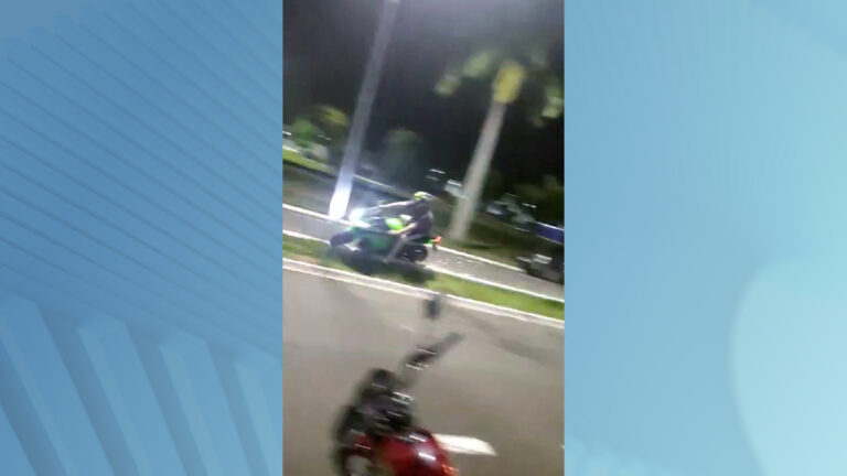 Motociclista em alta velocidade perde controle e bate em poste; veja vídeo