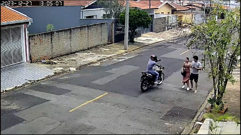 Câmera de segurança flagra casal sendo assaltado no meio da rua em Hortolândia; veja vídeo