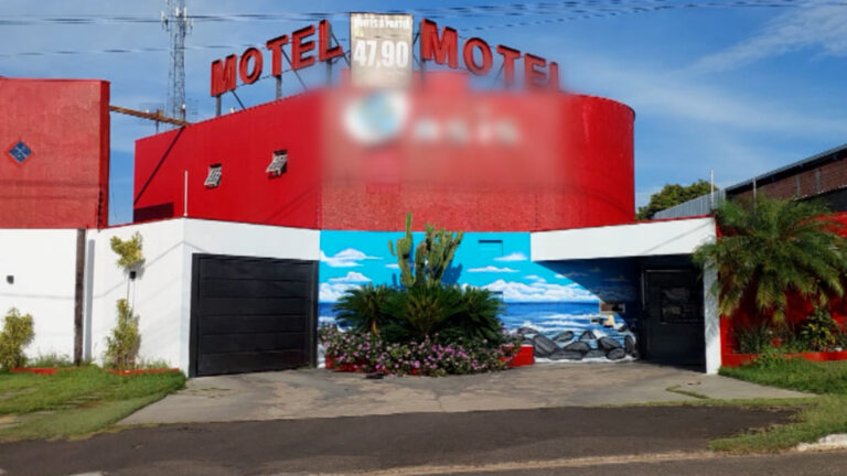 Homem invade quarto de motel, ameaça casal e foge com carro