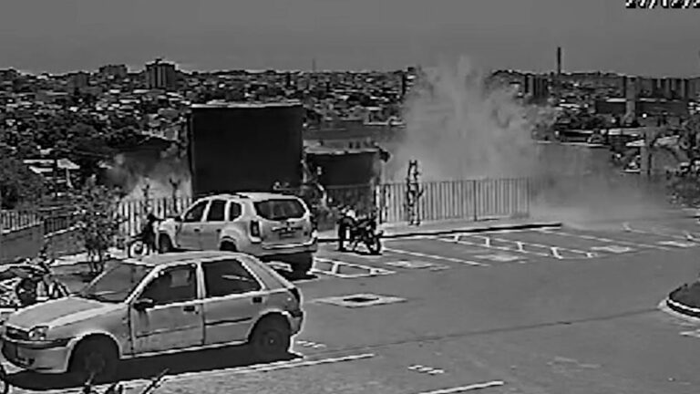 Câmera de segurança registra momento em que caixas d’agua desabam dentro de condomínio