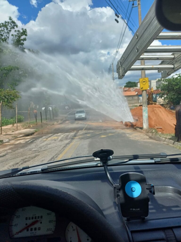 Transtorno: cano rompido provoca falta de água no Jardim Bassoli