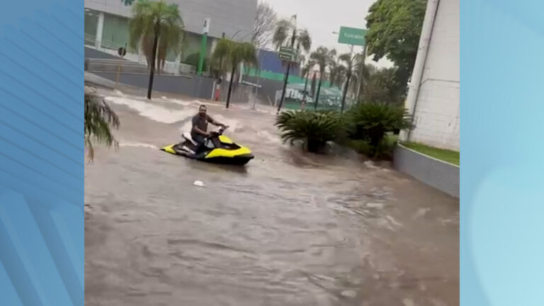 Viralizou! Durante chuva em Rio Claro, homem é flagrado de moto aquática