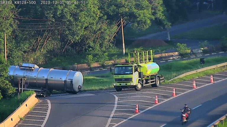 Tanque de caminhão carregado com gasolina tomba em Rodovia de Paulínia