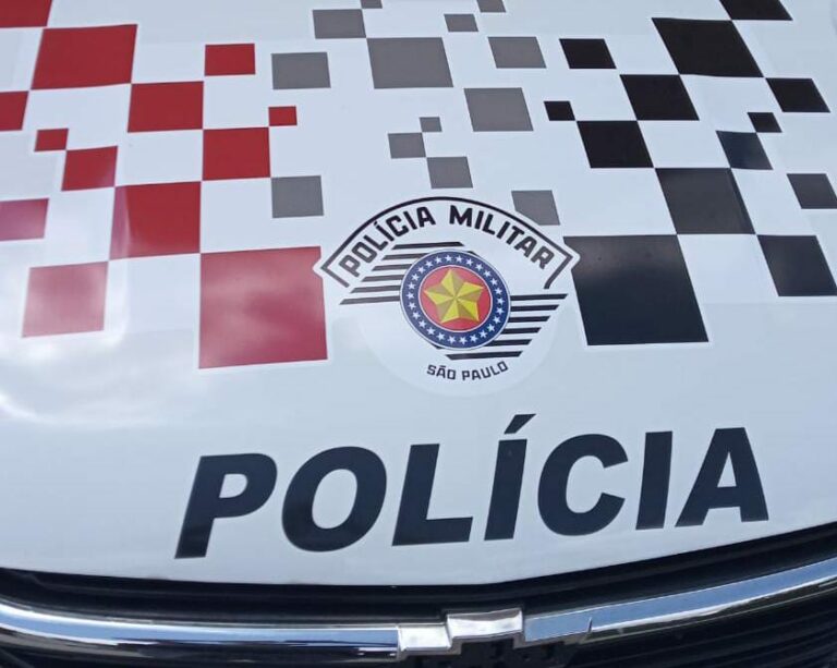 O autor foi encontrado na sala com uma faca ensanguentada e foi imediatamente contido, algemado e levado ao hospital com ferimentos no peito.