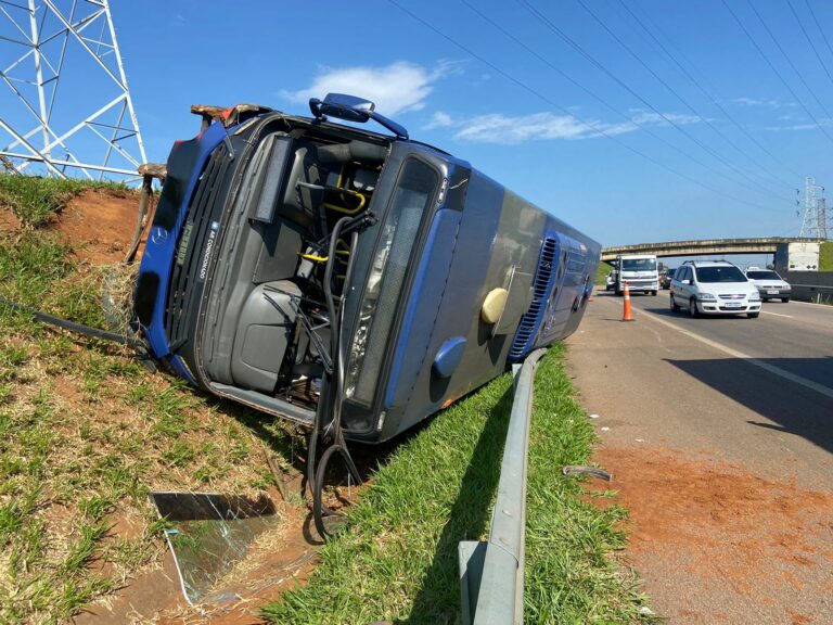 Passageiros feridos: Ônibus se envolve em acidente e tomba na SP-101