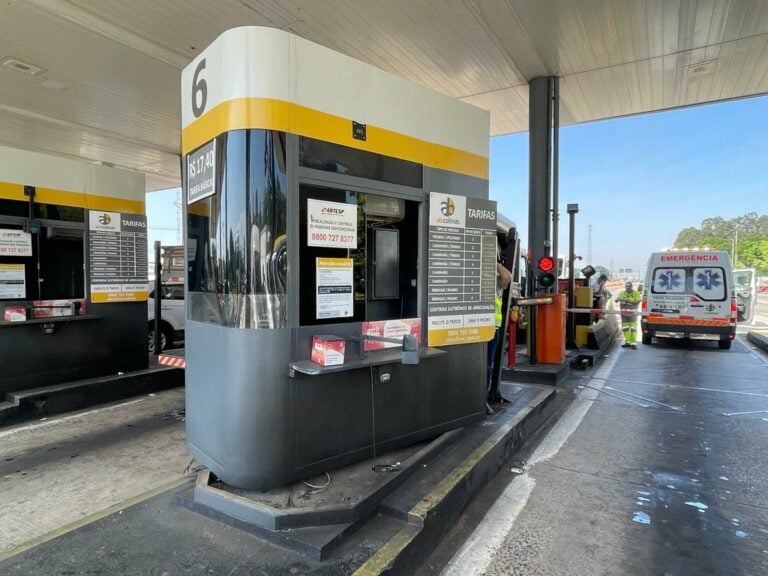 Carga de ferro atinge cabine de pedágio em Indaiatuba