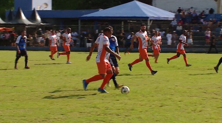 Craques do futebol se reúnem em partida beneficente contra o Al Jariri