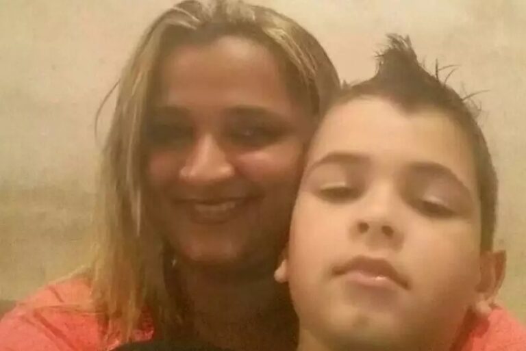 Mãe e filho morrem após colisão frontal e causa do acidente é investigada