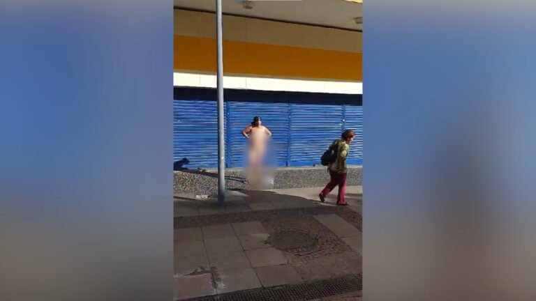 Populares que passavam pela rua 13 de Maio nesta manhã filmaram a cena e compartilharam os registros da mulher nas redes sociais.