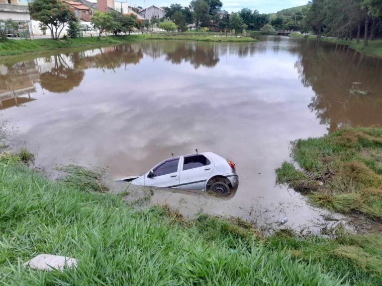 carro caiu em represa em cunha