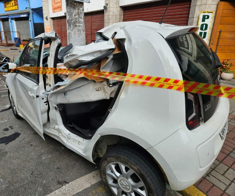 carro bate contra poste em campos do jordão