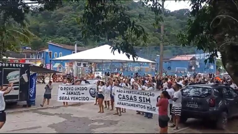 MORADORES DA VILA SAHY EM SÃO SEBASTIÃO FAZEM PROTESTO CONTRA DESOCUPAÇÃO DE CASAS