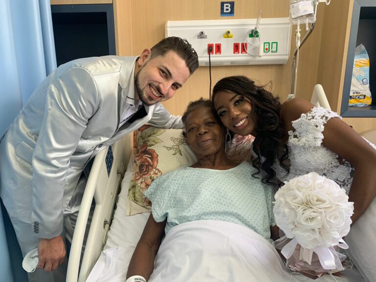Noiva faz surpresa para avó em hospital após o casamento