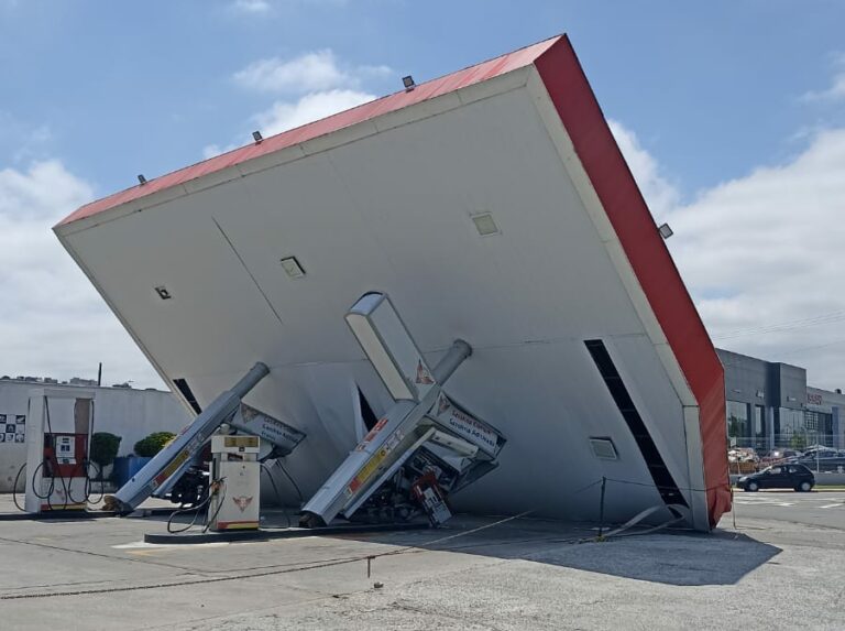 Cobertura de posto de combustível desaba em Jundiaí