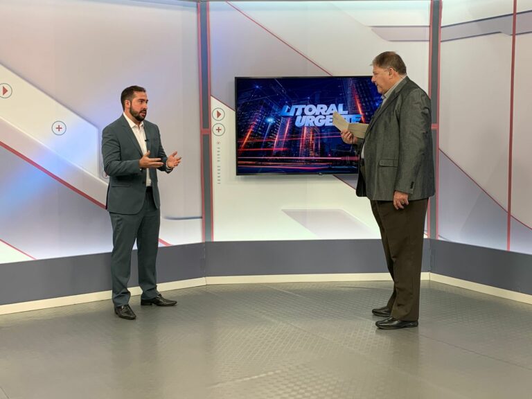 Prefeito de São Vicente visita estúdio da Thathi Band Litoral e faz balanço da gestão