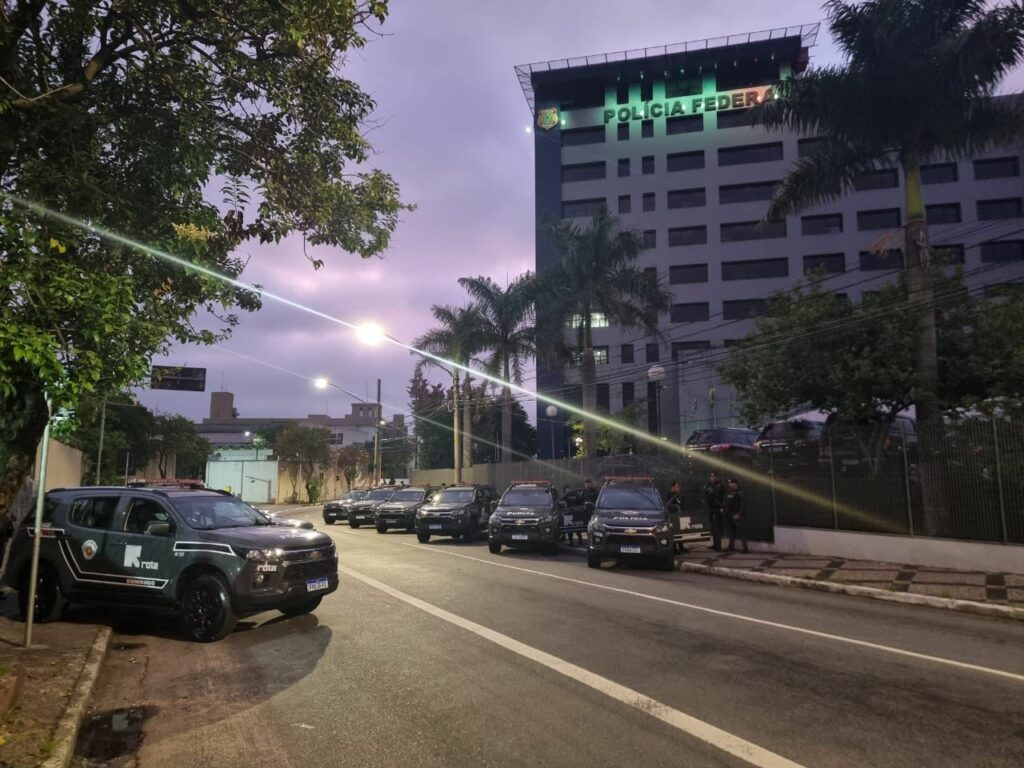 Carga de cerveja tomba na Rodovia João Beira, em Jaguariúna