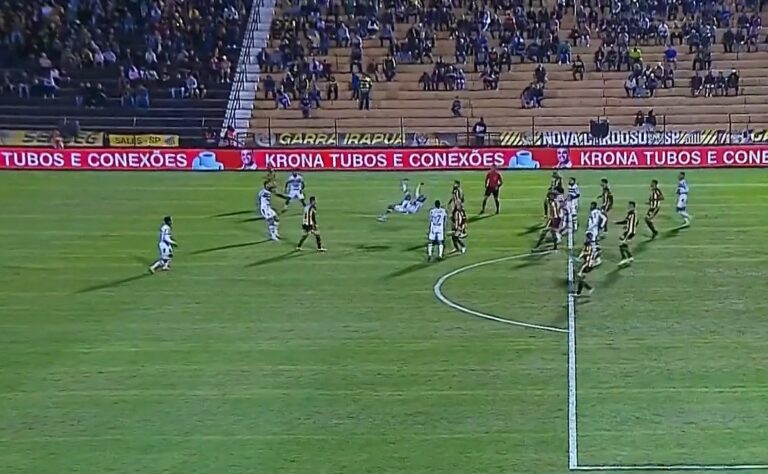 Gol de bicicleta marcado por Guilherme Madruga é finalista do prêmio Puskás