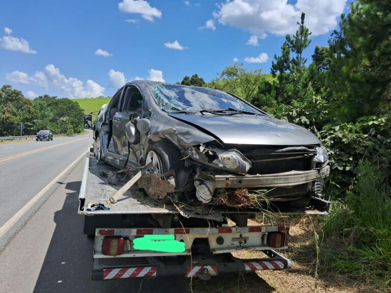 carro capota cunha quatro pessoas feridas